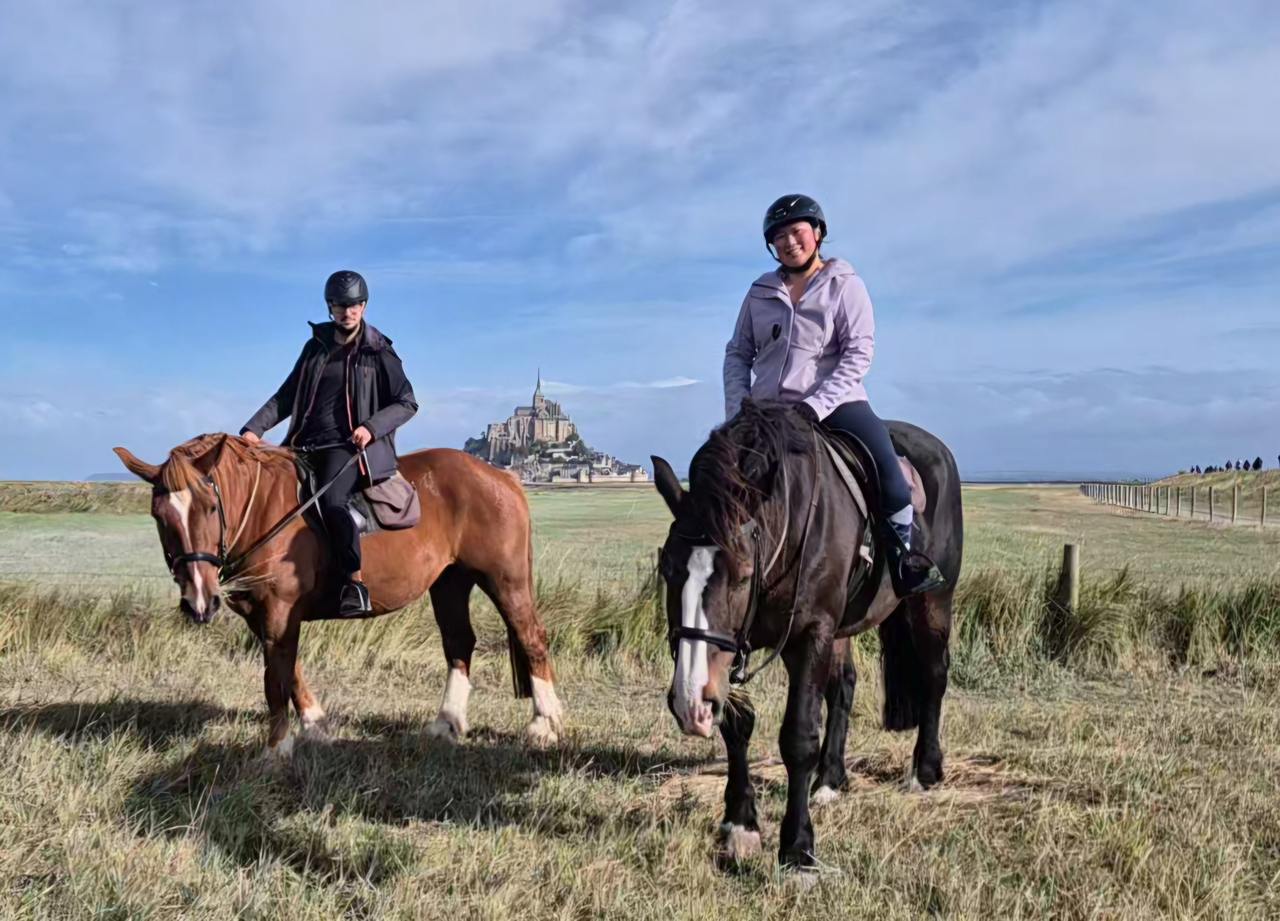 Saphir & Romain à cheval devant le Mont-Saint-Michel